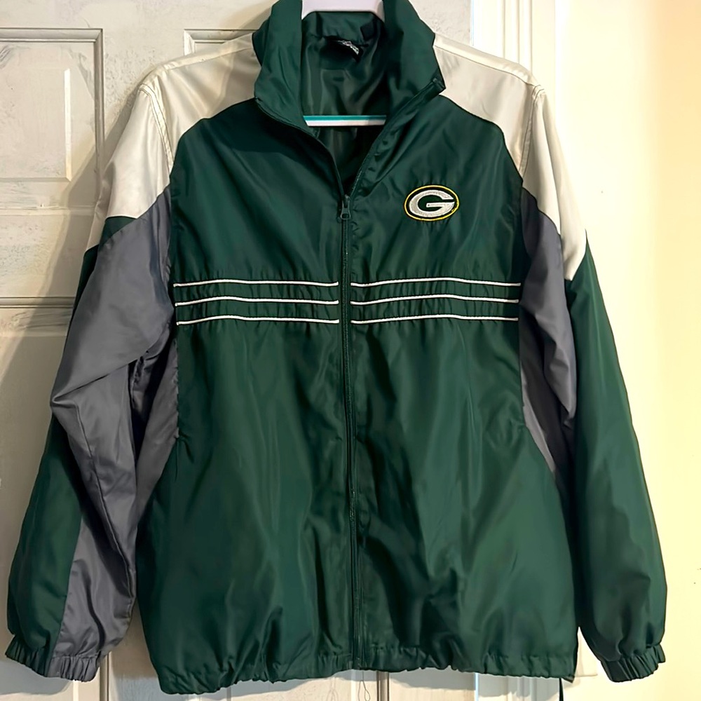 Never worn, men’s Large GreenBay Packers wind breaker.